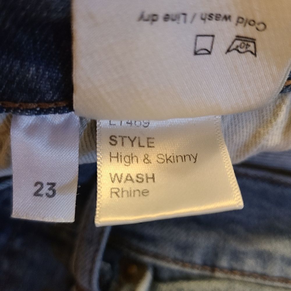 Reformation High and Skinny Jeans in Rhine Size 23 Short - Picture 8 of 12